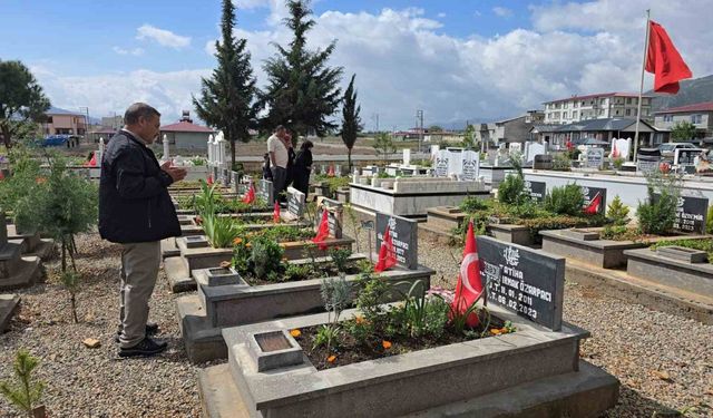 Gaziantep'te depremde yakınlarını kaybedenler buruk bayram yaşadı