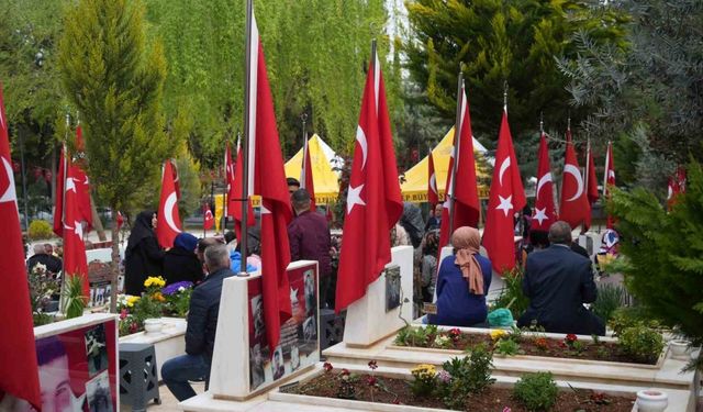 Ramazan’ın son günü Gaziantep’teki mezarlıklar ve şehitliklerde yoğunluk