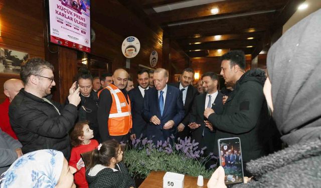 Cumhurbaşkanı Erdoğan’dan geceyi dışarda geçiren vatandaşları ziyaret