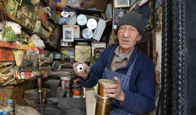Gaziantep’in 86 yaşındaki teneke ustası, 66 yıldır mesleğini icra ediyor