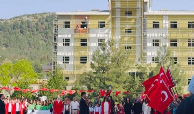 Gaziantep’te inşaat işçilerinin İstiklal Marşı duyarlılığı!