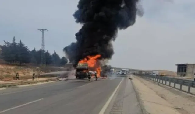 Gaziantep'te seyir halindeki kamyonda çıkan yangın söndürüldü