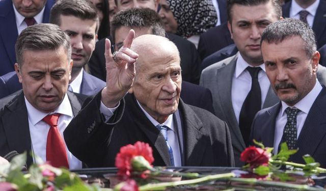 Bahçeli, Genel Merkez’den partilileri ve vatandaşları selamladı
