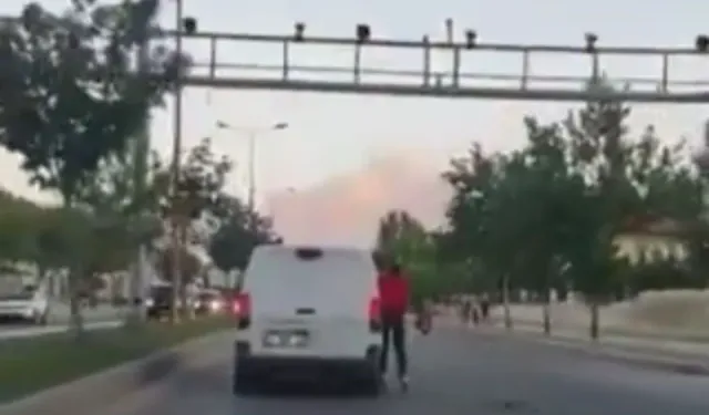 Ölümle dans ! Gaziantep'te patenli gencin tehlikeli yolculuğu kameraya yansıdı