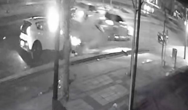 Feci kaza kamerada... Gaziantep'te hızla gelen araç, otomobil ve motosiklete çarptı: 1’i ağır 2 yaralı
