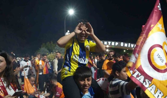 Galatasaray’ın şampiyonluğu Gaziantep’te davul, zurna ve halayla kutlandı