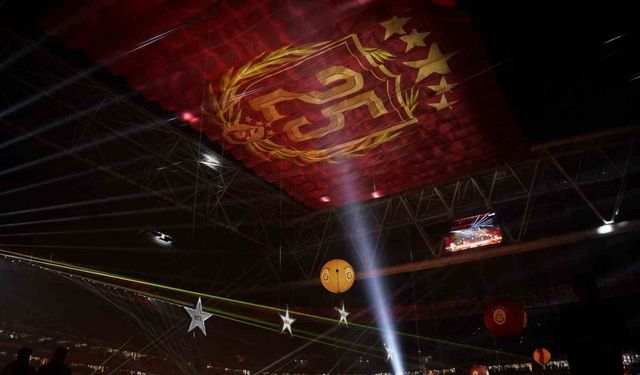 Galatasaraylı futbolcular şampiyonluğu marşlar ve şarkılarla kutladı