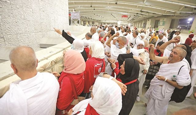 Yüzbinler hacı oldu