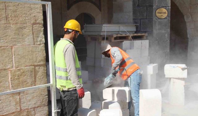 Gaziantep'te işçiler 45 derece sıcakta ekmeklerini taştan çıkartıyor