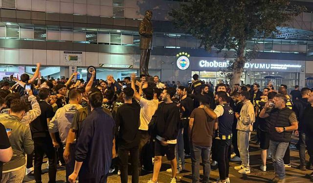 Fenerbahçeli taraftarlar, Sadettin Saran’ın başkan seçilmesini stat önünde kutladı