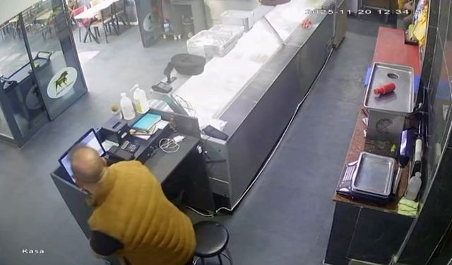 Deprem anı kamerada: İş yerindekiler panikle dışarı kaçtı