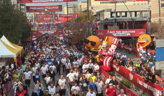 Gaziantep'te 7. Gazi Yarı Maratonu bin 498 sporcunun katılımıyla başladı