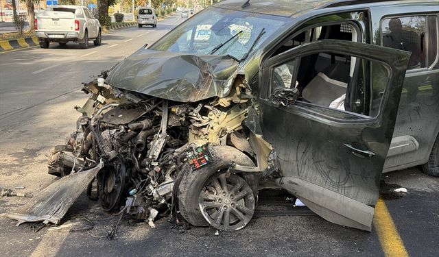Gaziantep'te aydınlatma direğine çarpan sürücü yaralandı