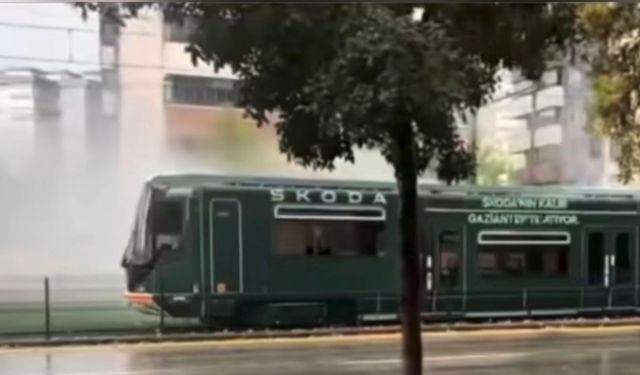 Gaziantep’te faciadan dönüldü: Yüzlerce yolcunun olduğu tramvaya yıldırım isabet etti