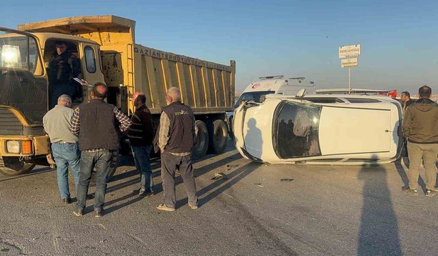 Gaziantep'te hafriyat kamyonu ile çarpışan otomobil yan yattı: 1 yaralı