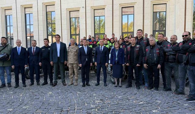 Gaziantep'te "Kebap dumansız, motor kasksız olmaz" sloganıyla kask farkındalığına dikkat çekildi