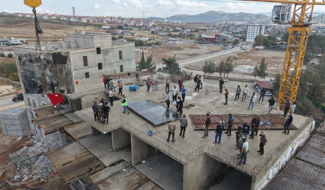 Nurdağı'nda deprem konutlarında son kalıp davul zurna eşliğinde yerine kondu