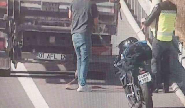 Otoyolda tehlikeli yolculuk kameralara yansıdı: Benzini biten motosikleti kamyonla çektiler