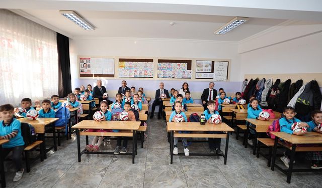 Şahinbey Belediyesinden okulunu temiz tutan öğrencilere top verildi