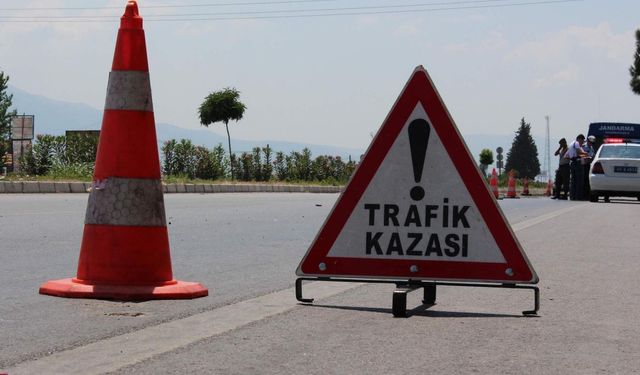 Gaziantep'te traktörle otomobilin çarpışması sonucu 2 kişi yaralandı