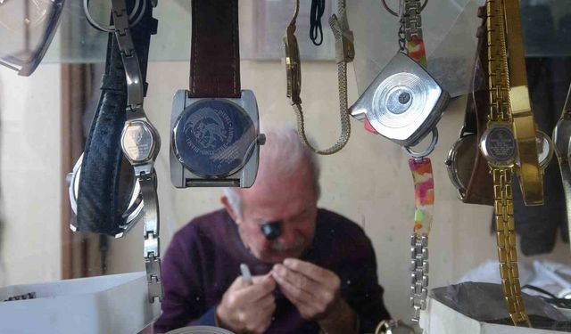 76 yaşındaki Gaziantepli saat ustası, 61 yıldır zamana ayar veriyor