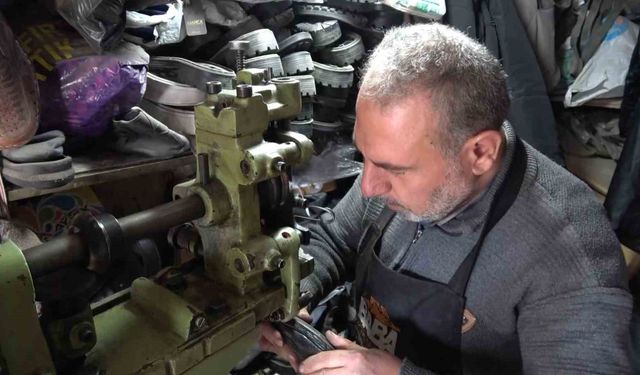 Gaziantep'te 5 metrekarelik dükkanda 30 yıldır ayakkabı tamir ediyor!