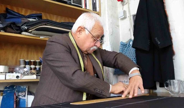Gaziantep'te 67 yaşındaki terzi ustası, elinden kitabı düşürmüyor