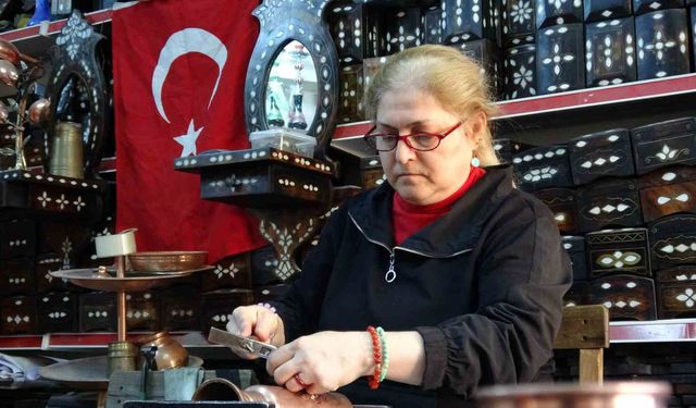 Gaziantepli Kadın bakır ustası erkeklere taş çıkartıyor