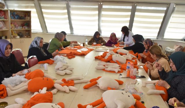 Şahinbey’de anlamlı dayanışma: Kursiyerlerden lösemili çocuklara el emeği hediye