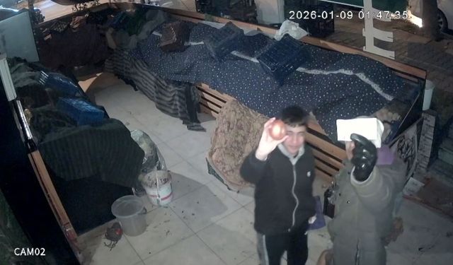 Gaziantep'te gençlerden duygulandıran örnek davranış: Soğan aldılar, parasını kameraya gösterip bıraktılar