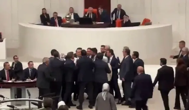 CHP'li vekil tabutla kürsüye çıktı! TBMM Genel Kurulu'nda yumruklu kavga