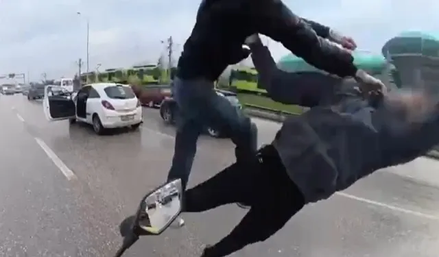 Nefes kesen trafik kavgası! Havada tekmeleşip, yerde yumruklaştılar, ehliyetleri gitti