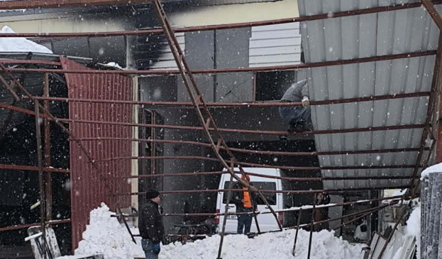 Gaziantep'te kar nedeniyle 10 iş yerinin çatısı çöktü