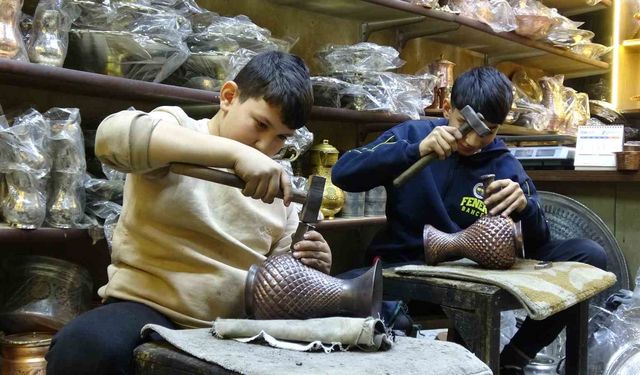 Gaziantepli Bakırcı Babasından öğrendiği mesleğini çocuklarına öğretiyor