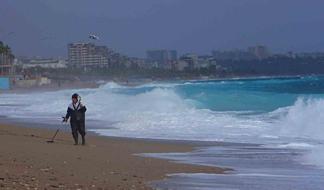 Define avcıları fırtınada iş başında: Dev dalgaların vurduğu sahilde dedektörle arama yaptılar