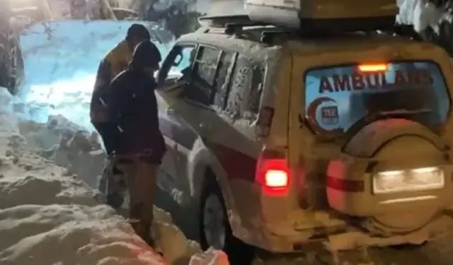 Gaziantep'te yoğun kar nedeniyle yolu kapanan köyde mahsur kalan 2 hasta ekiplerce kurtarıldı