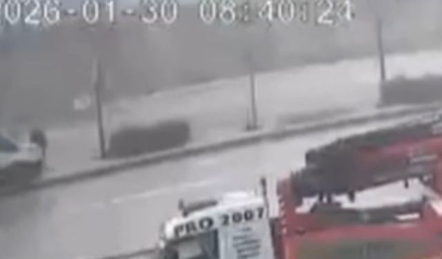 Gaziantep'te işçi servisi refüje çıktı: Ölümden saniyelerle kurtuluş kamerada