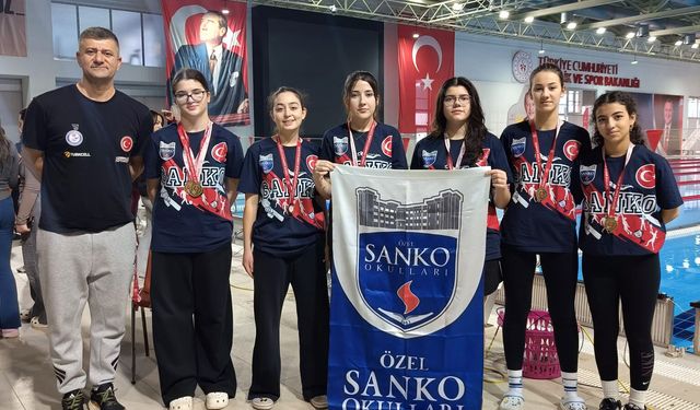 SANKO Okulları genç kız yüzme takımı, bölge şampiyonu oldu