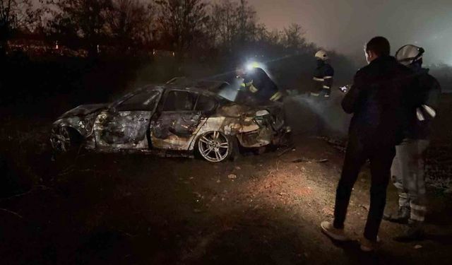 Gaziantep'te şarampole uçan otomobil alev aldı: Canlarını son anda kurtardılar