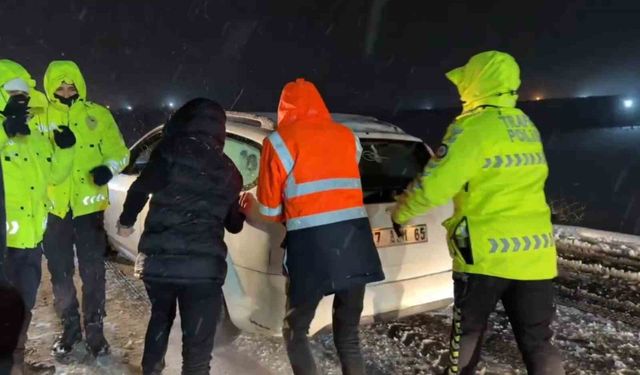 Yolda kalanların yardımına polis ve jandarma yetişti