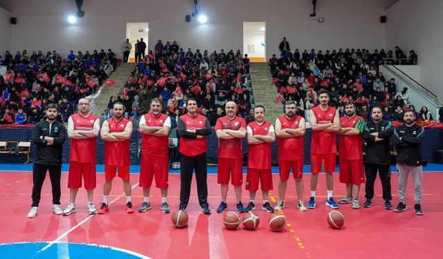 Başkan Yılmaz, parkede gençlerle kozlarını paylaştı