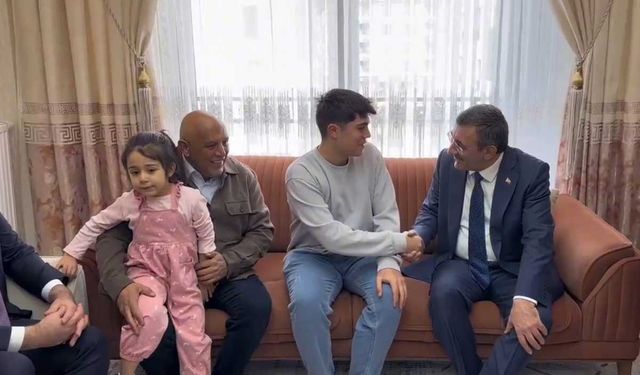 Cumhurbaşkanı Yardımcısı Yılmaz'dan Gaziantep'te depremzede aileye ziyaret