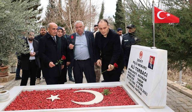 Deprem şehidi Gaziantepli polis memuru Ali Torbacı, mezarı başında anıldı