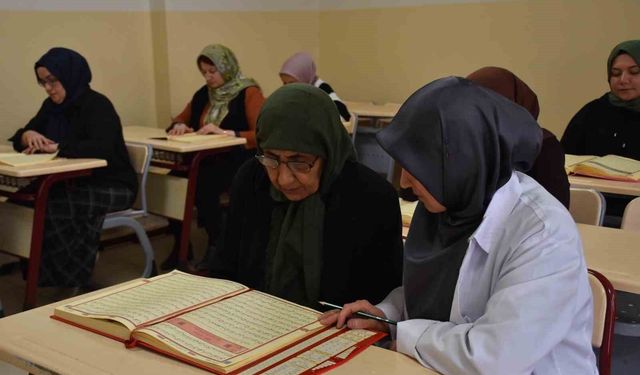 Gaziantepli teyzenin azmi örnek oldu! 70'inden sonra Kur'an-ı Kerim'i öğrendi