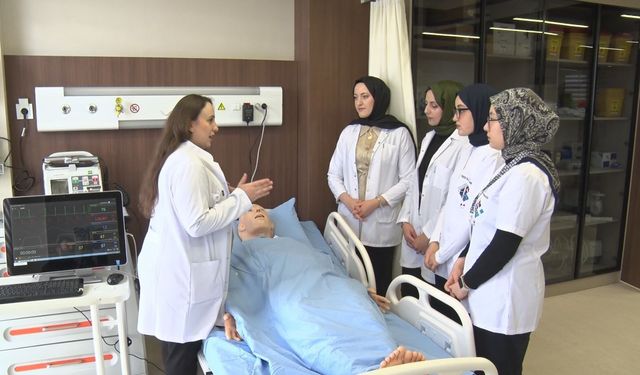 Gaziantep'te hemşire adayları, hastaya müdahaleyi bilgisayarlı makette öğreniyor