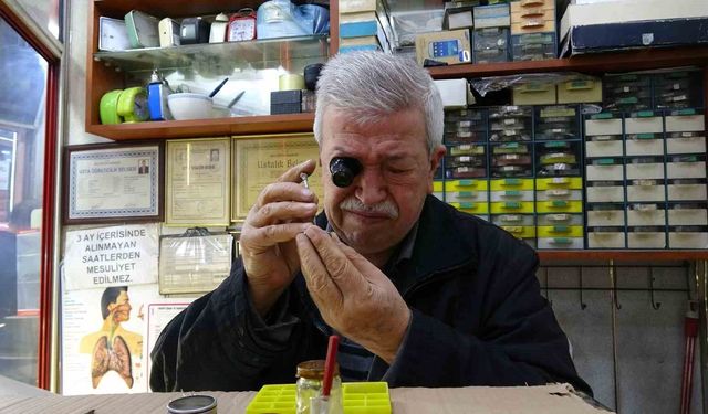 Gaziantep'te üç metrekarelik dükkanda 60 yıldır zamana ince ayar veriyor