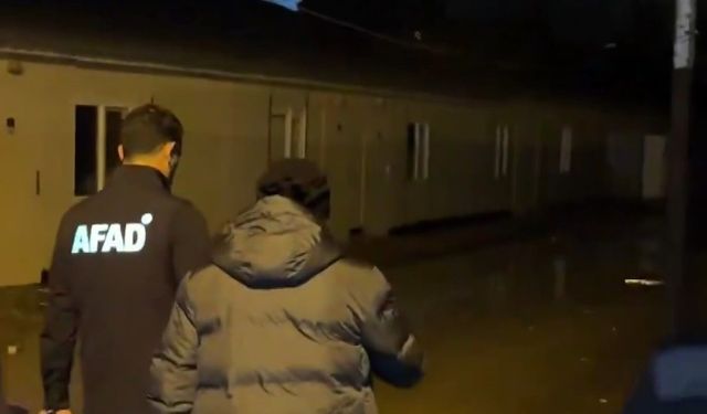 Gaziantep'te yoğun yağış sonrası geçici yaşam alanı boşaltıldı