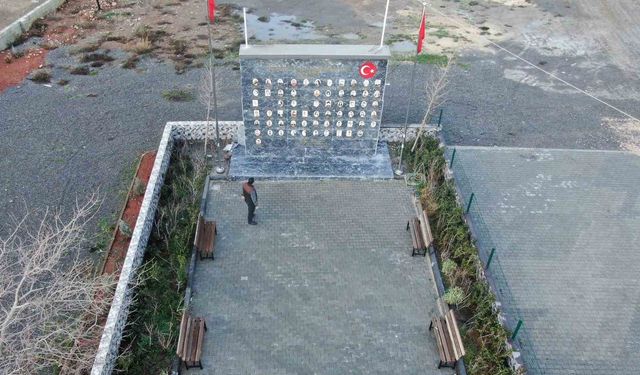 İki çocuğunu kaybeden muhtar köyüne deprem anıtı yaptırdı