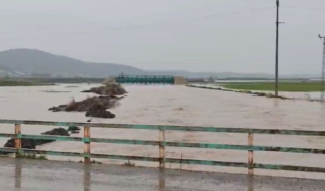 İslahiye'de sağanak sonrası ev ve tarlaları su bastı