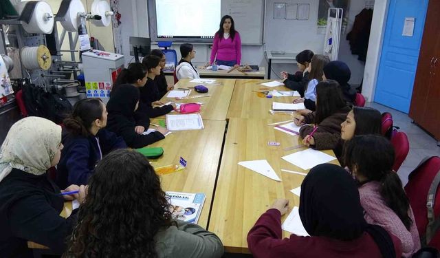 Gaziantepli öğretmen mezun olduğu lisede 30 yıldır ders veriyor